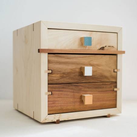 Cutie pentru bijuterii, din lemn masiv de paltin, stejar și prun, cu trei sertare