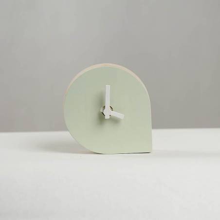 Minimalist - ceas lemn masiv de birou / masa, vedere frontala studio