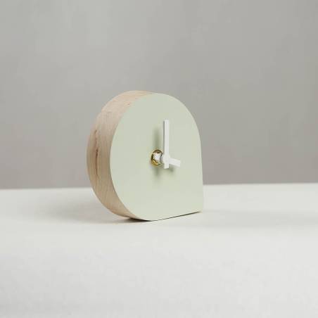 Minimalist - ceas lemn masiv de birou / masa, vedere laterala studio