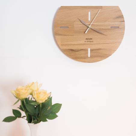 Ceas din lemn masiv Semi, într-o formă neobișnuită, perfect pentru cadou de sărbători!